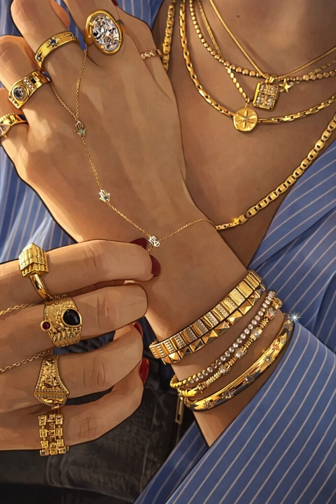 Joyeria Manos con anillos y pulseras doradas combinadas con collares elegantes.