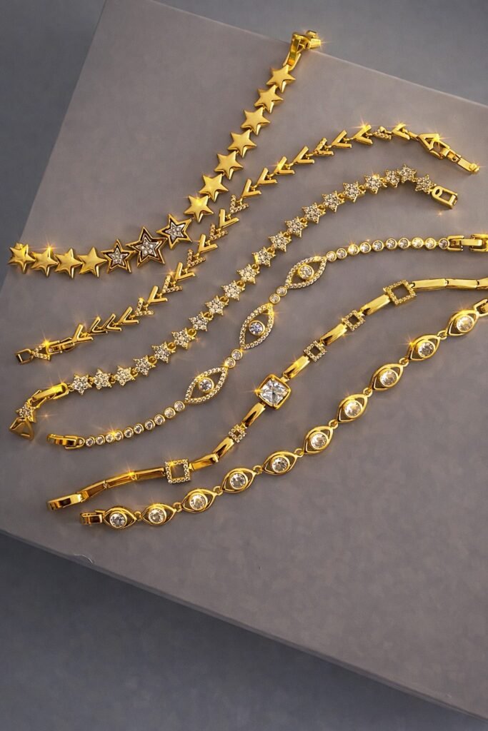Joyeria Pulseras doradas con detalles brillantes y diseños elegantes.